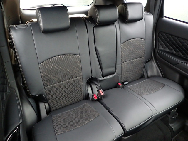 アウトランダー PHEV (EM-7530) - 2